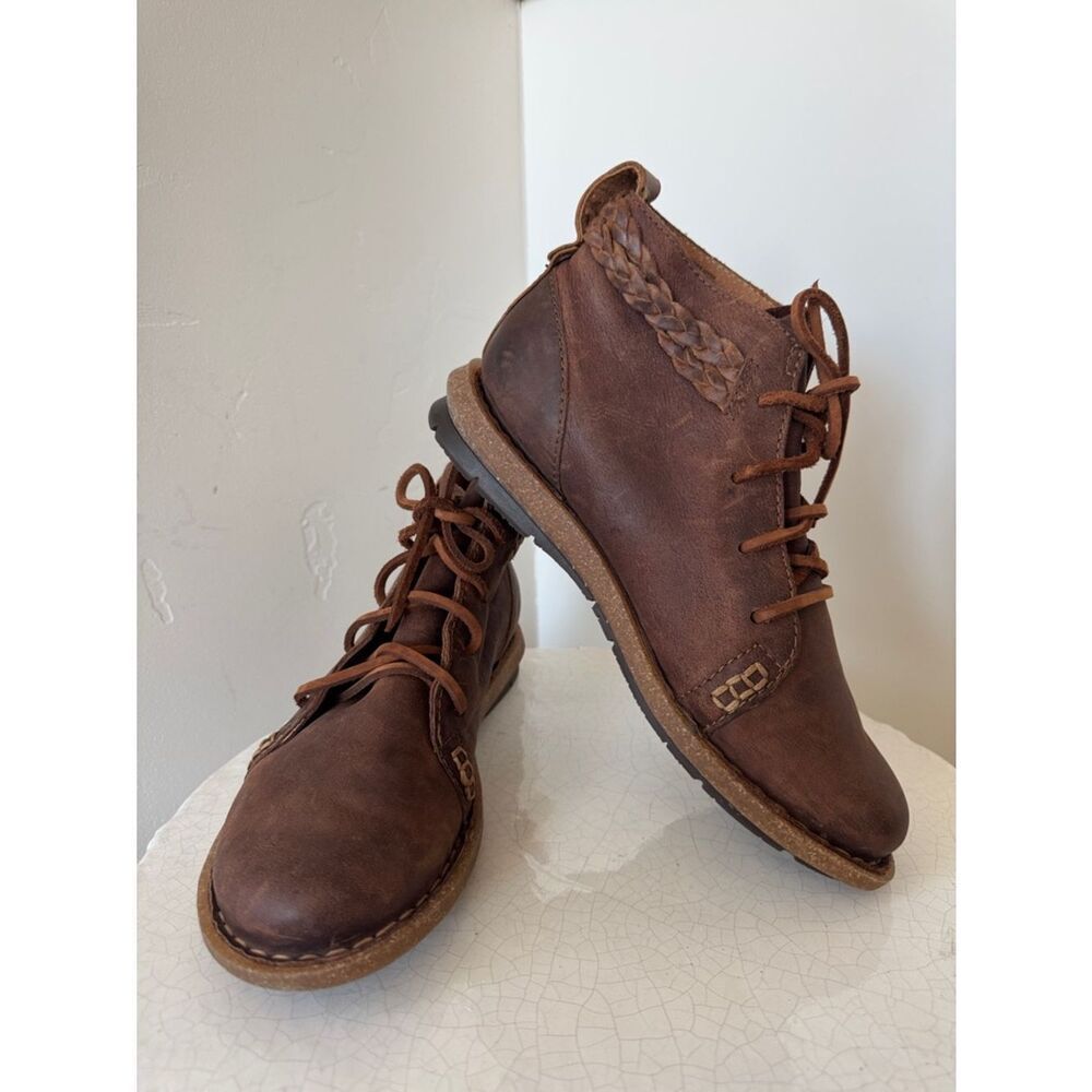 Born Women’s Leather Lace-Up Chukka Boots Stitching & Braided Strap Accents Sz 8